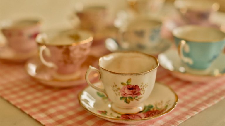 Transform Vintage Teacups Into Charming Door Decorations With This Creative DIY Project